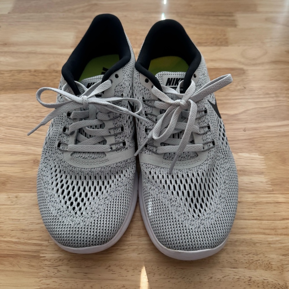 Nike Women’s Free Run sneakers. Size 7.5. Gray. Gently used.